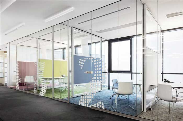 Vách ngăn văn phòng bằng kính hiện đang được yêu thích